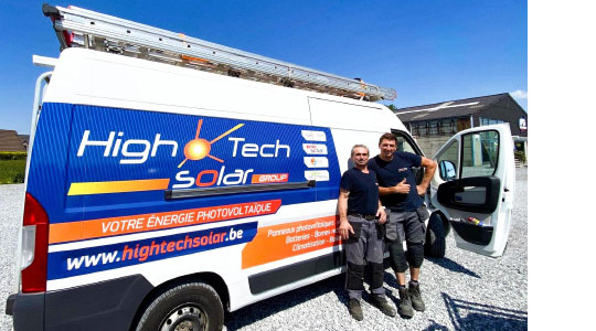 L'équipe High Tech Solar et sa camionnette devant un chantier