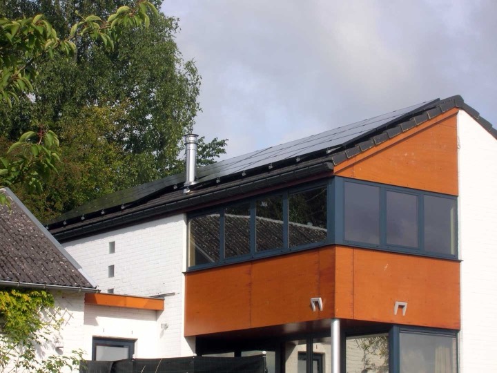 Habitation contemporaine équipée de panneaux solaires par High Tech Solar en Wallonie