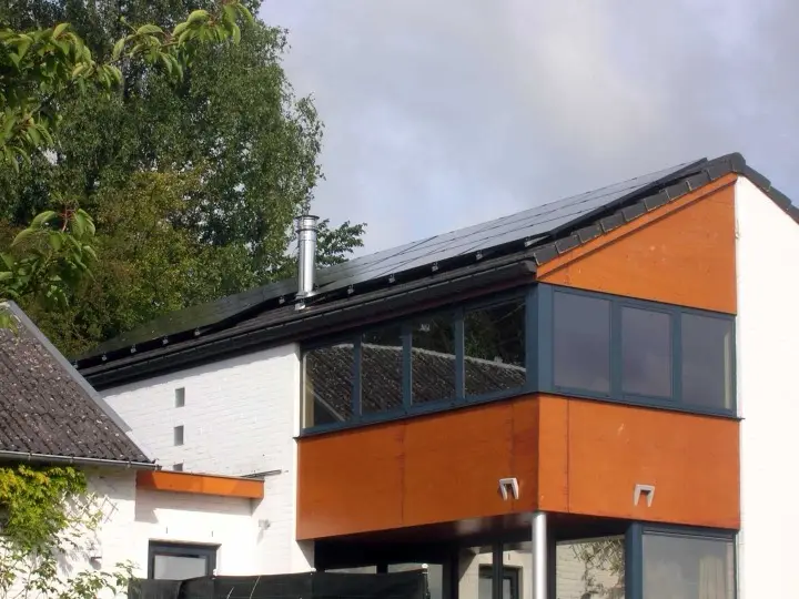Habitation contemporaine équipée de panneaux solaires par High Tech Solar en Wallonie