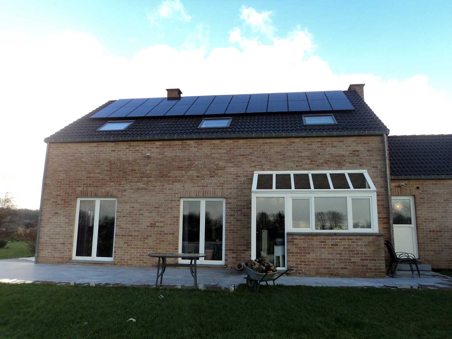 Installation photovoltaïque High Tech Solar sur une maison en brique en Wallonie