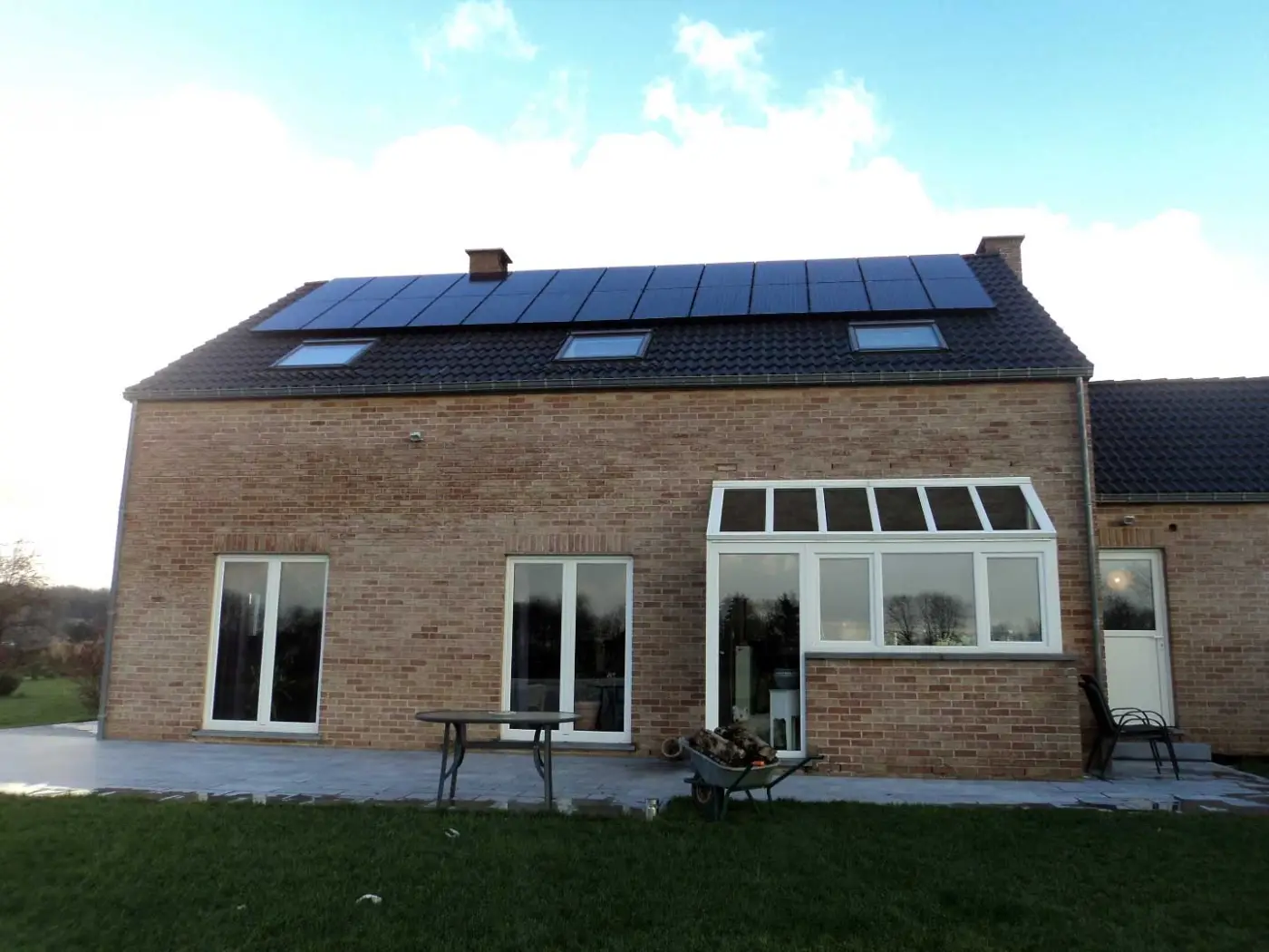 Installation photovoltaïque High Tech Solar sur une maison en brique en Wallonie