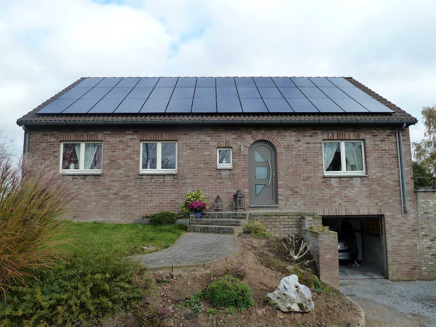 Toit équipé de panneaux solaires qui produit de l'électricité