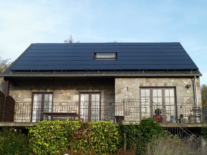 Toiture entièrement couverte de panneaux solaires posés par High Tech Solar en Wallonie