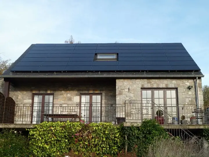 Toiture entièrement couverte de panneaux solaires posés par High Tech Solar en Wallonie