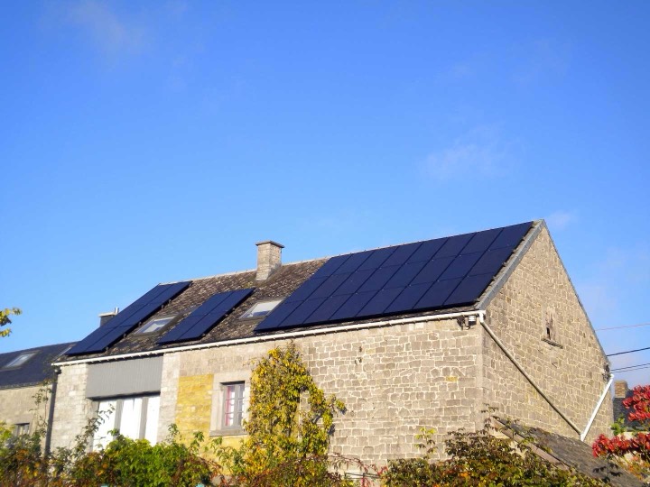 Maison en pierre équipée de panneaux solaires par High Tech Solar en Wallonie