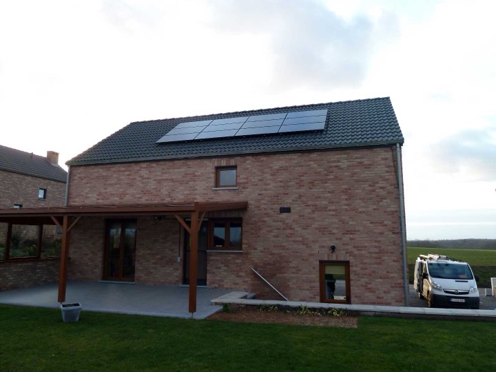 Maison en brique avec installation photovoltaïque High Tech Solar en Wallonie