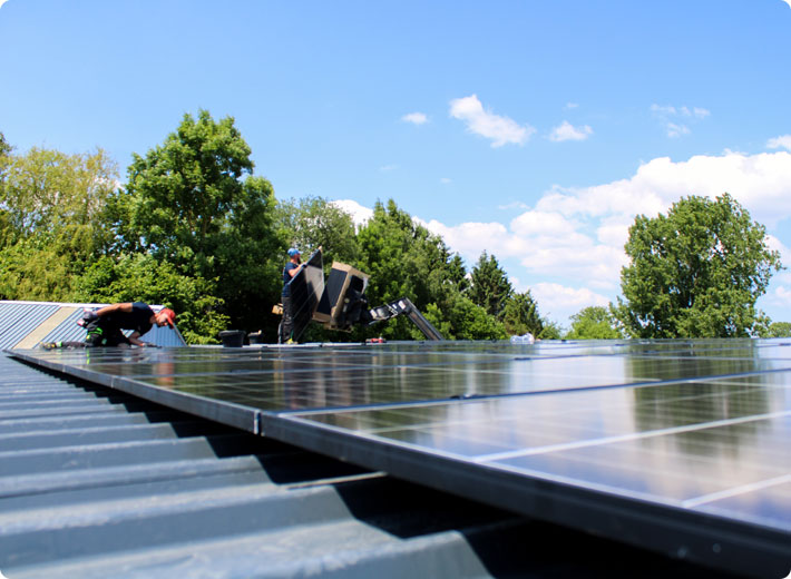 L'équipe High Tech Solar installe des panneaux solaires sur un toit en Belgique