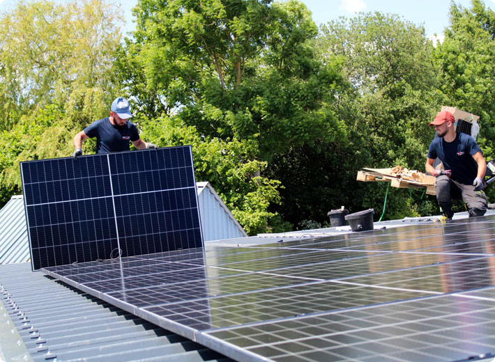 Les installateurs High Tech Solar posent des panneaux solaires sur un toit